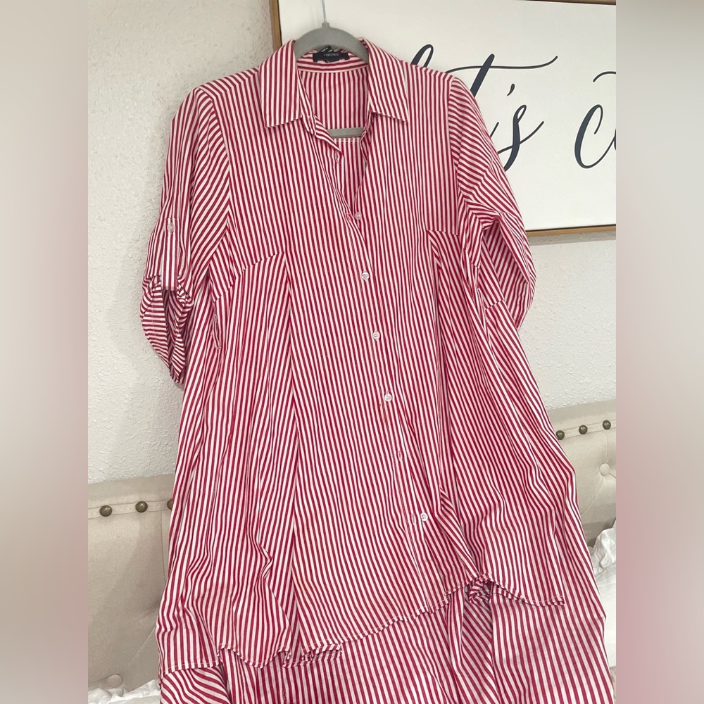 Forever 21 Red and White Striped Dress
Comes with belt!‼️